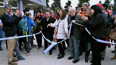 La gobernadora Arabela Carreras junto a autoridades de la Universidad del Comahue y alumnos, cortó la cinta del nuevo gimnasio en Bariloche. Foto: Chino Leiva