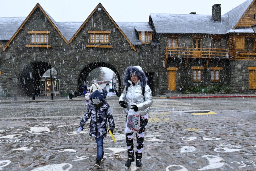 La nieve se transformó en la postal que ningún turista quiso perderse esta tarde de martes en Bariloche. (foto Alfredo Leiva)