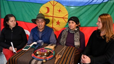 Referentes de la Comisión Plurinacional Furilofche (Antillanca y Huala) junto a funcionarias municipales de Bariloche anuncian acciones por el año nuevo mapuche. Foto: Chino Leiva