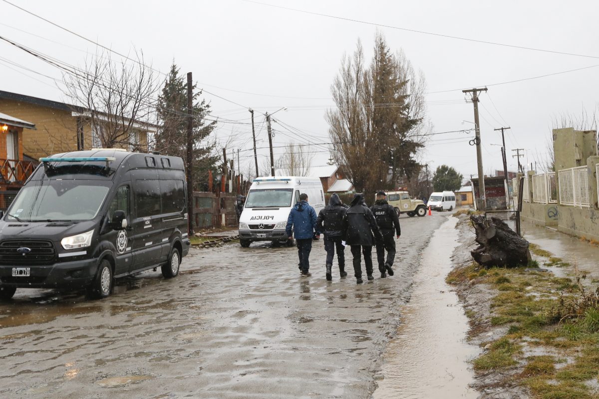 Policías de Río Negro hicieron los allanamientos en domicilios de Bariloche que pidió la fiscalía de Villa La Angostura. (foto de archivo)