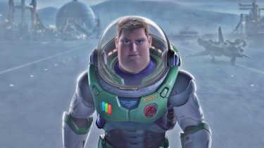 Lightyear se convierte en un homenaje a todas las películas épicas de ciencia ficción (Star Wars, 2001: Odisea del Espacio,  y Aliens)- y a las de acción ochentosa.