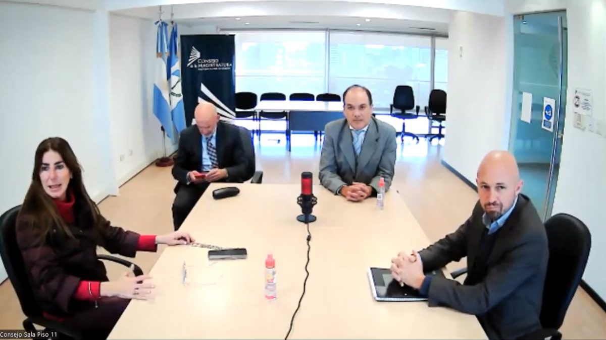 La secretaria Irigoin, los fiscales Vignaroli y Márquez Gauna y el prosecretario Brollo, durante la entrega de notas. (Zoom)