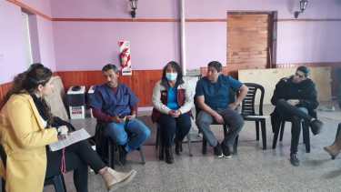 La secretaria de Producción del municipio, Mara Tonini se reunió con los médicos veterinarios Daniel Araya y Oscar Díaz García para coordinar las castraciones. Foto: Natalia Bidinosti.