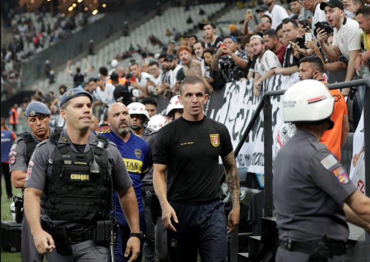 Una de los hinchas detenidos el martes por la noche en el estadio paulista.