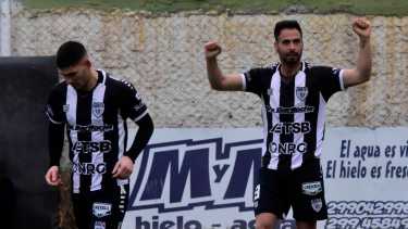 Bielkiewicz festeja su gol contra Círculo Deportivo. El delantero volvió a marcar y lo festejó con todo. Foto: Yamil Regules 
