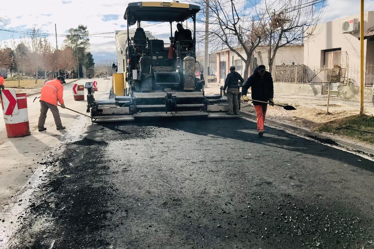 Se habilitó la circulación en la calle 9 de Julio en Huergo, tras la construcción del asfalto. (Foto Néstor Salas)