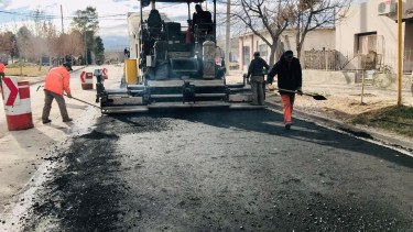 Se habilitó la circulación en la calle 9 de Julio en Huergo, tras la construcción del asfalto. (Foto Néstor Salas)