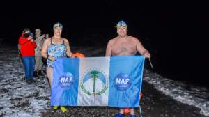 Dos cutralquenses recibieron el invierno nadando en el canal de Beagle