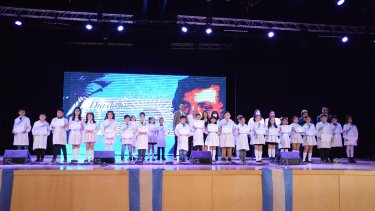 Un centenar de estudiantes de 4º grado hicieron la promesa a la bandera en Cutral Co (Foto: gentileza) 