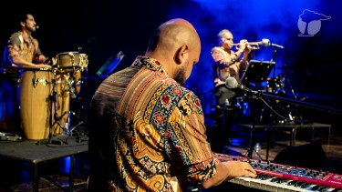 "Paisaje de América y el Caribe" proppone un recorrido musical que incluye el festejo peruano, el joropo venezolano, la cueca chilena, el reggae jamaiquino, el vallenato y cumbia colombiana hasta el son, rumba y mambo cubano.