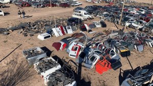 Desbaratan desarmaderos clandestinos en Centenario y detienen a 30 personas