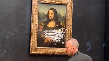 La Mona LIsa fue atacada el pasado domingo 30 de mayo por un hombre que accedió al lugar en silla de ruedas e intentó ensuciarla arrojándole una porción de torta. Afortunadamente, la obra de Leonardo Da Vinci no sufrió daños, debido a que el pastel chocó contra el vidrio que la protege.