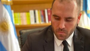 Devaluar o apretar el cepo: la decisión que acecha a Guzmán