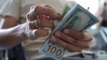 Imagen de Le depositaron 200 mil dólares en su cuenta por error: renunció al trabajo y desapareció