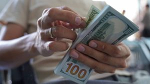 Le depositaron 200 mil dólares en su cuenta por error: renunció al trabajo y desapareció