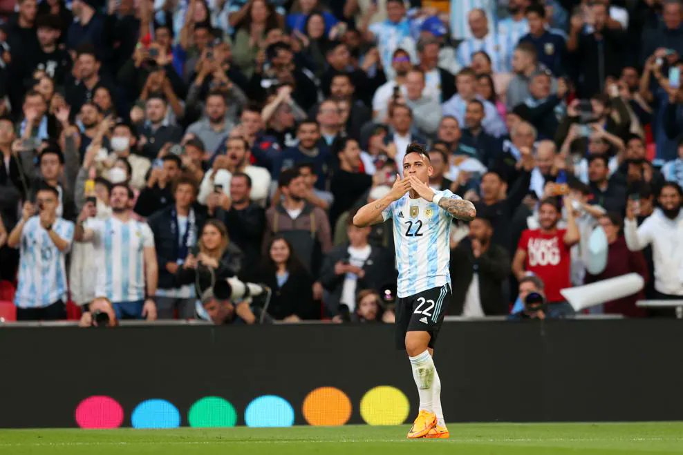 Lautaro Martínez abrió el marcador en Wembley para Argentina, que goleó 3-0 a Italia. 