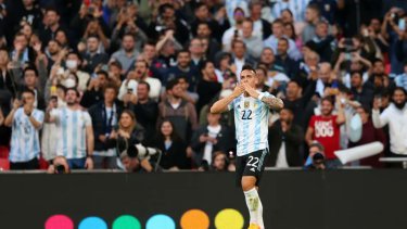 Lautaro Martínez abrió el marcador en Wembley para Argentina, que goleó 3-0 a Italia. 