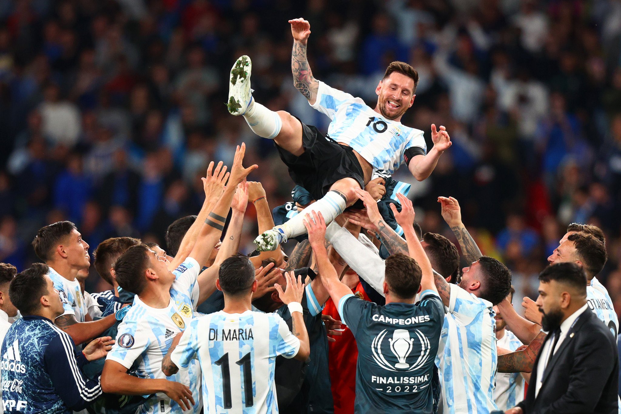 Lionel Messi es levantado por sus compañeros en los festejos tras ganar la Finalissima. 
