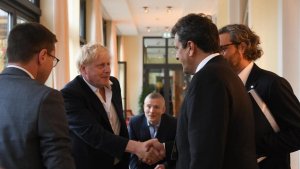 El pin de Cafiero y el tweet de Massa contra Boris Johnson por la discusión sobre Malvinas