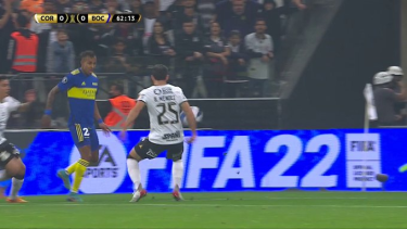 Todos los jugadores de Boca protestaron un penal por mano que el árbitro no revisó.