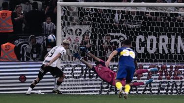 Rossi y la sana costumbre de atajar penales.