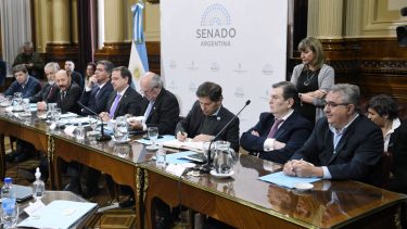 Con apoyo de siete gobernadores y sin la oposición, el oficialismo avanzó con la ampliación de la Corte Suprema