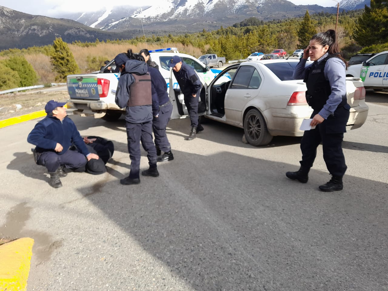 Los policías interceptaron el vehículo en el que escapaba uno de los autores del hurto al camión en la zona oeste de Bariloche. Foto: Gentileza