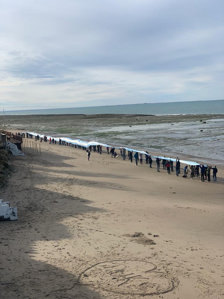 Los vecinos que promueven la municipalización de Las Grutas desplegaron una bandera de 100 metros en la playa 