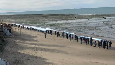 Los vecinos que promueven la municipalización de Las Grutas desplegaron una bandera de 100 metros en la playa 