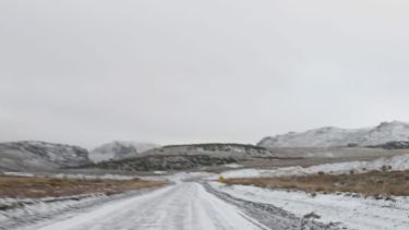 Nieve en la ruta nacional 23 entre Pilcaniyeu y Comallo. Foto: Gentileza Vialidad Nacional