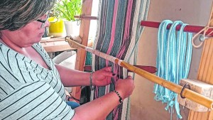 Norma, la tejedora del telar mapuche que quiere  mantener vivo este arte en Valcheta