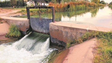 A febrero, los consorcios del sistema de riego del Alto Valle registraban casi 400 millones por cobrar de servicios de 10 años.  