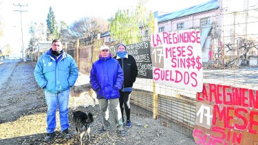 Luis Grigor, Pablo Uribe y Romina Reuman, todos los días cumplen con su horario de trabajo en las puertas de La Reginense. Foto Néstor Salas. 
