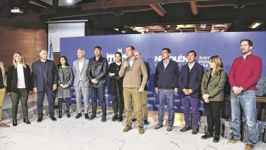 El gobernador agasajó a los periodistas con una conferencia donde hizo hablar a los ministros de su gabinete a preguntas abiertas de los periodistas. (Yamil Regules)