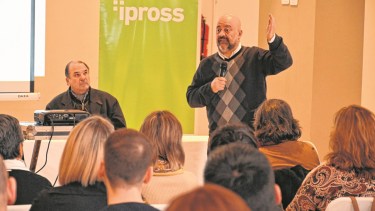 El interventor del Ipross, Alejandro Marenco informando a los delegados sobre el Programa que se implementará el 1° de julio. Foto: Marcelo Ochoa