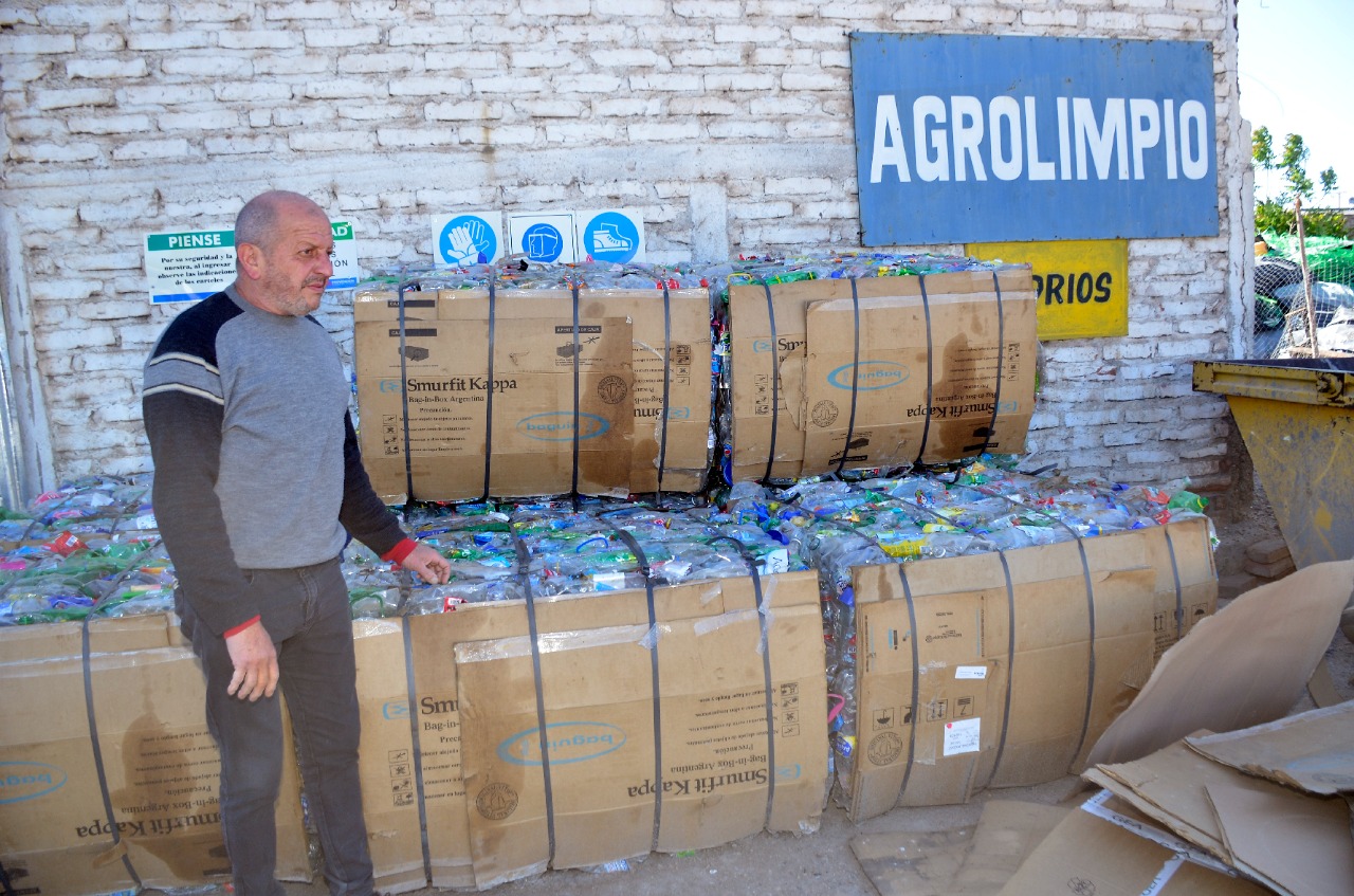 Desde el lunes se recibirán bolsones con envases vacíos de agroquímicos en el corralón municipal de Regina. (Foto Néstor Salas)