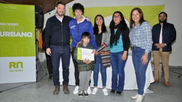 Nueve familias recibieron la documentación de sus lotes en el marco del programa Suelo Urbano. Foto: José Mellado. 
