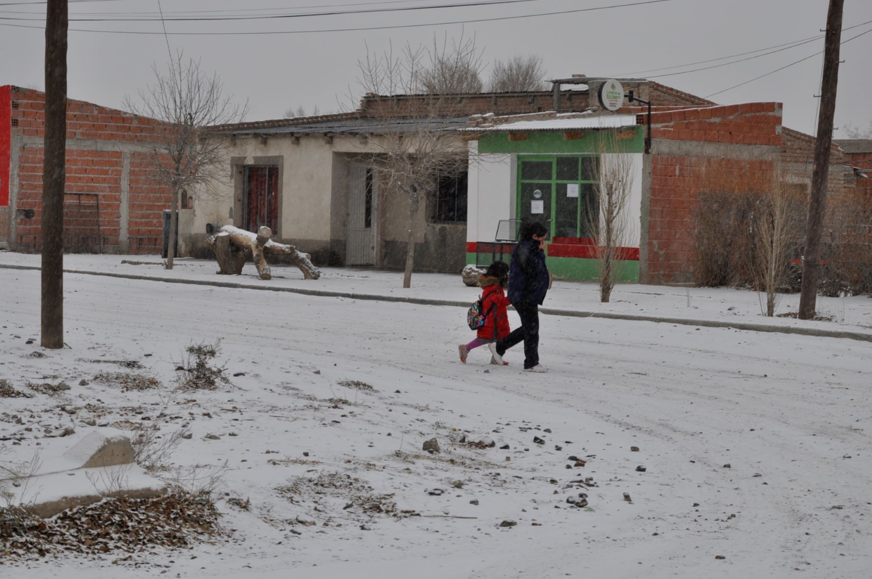 En Jacobacci comenzó a nevar alrededor de las 11 de hoy. Foto: José Mellado. 