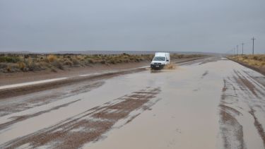 En algunos sectores entre Dina Huapi y Jacobacci, la ruta nacional 23 presenta grandes charcos de agua y abundante barro. Foto: Archivo. 
