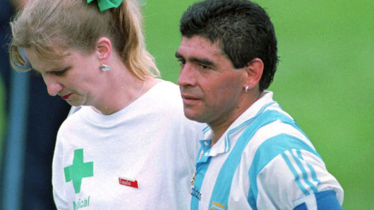 Maradona camino al control antidoping en el Mundial de USA 1994.