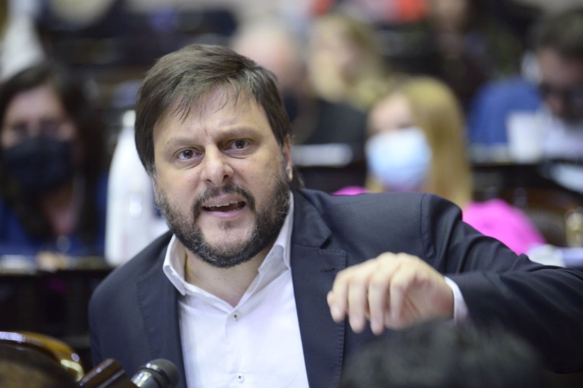 Santoro a Milei «Agarrá la pala, soltá la sombrilla y vení a trabajar