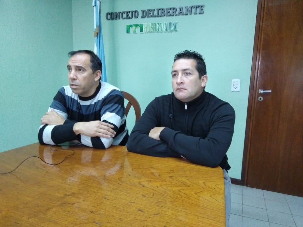 Miguel Martínez y Javier Reinoso expresaron críticas por la suspensión de dos jefes policiales de Huergo. (Foto Pablo Accinelli)