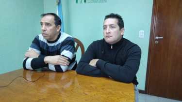 Miguel Martínez y Javier Reinoso expresaron críticas por la suspensión de dos jefes policiales de Huergo. (Foto Pablo Accinelli)