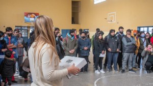 Entregaron 240 netbooks a estudiantes de Roca