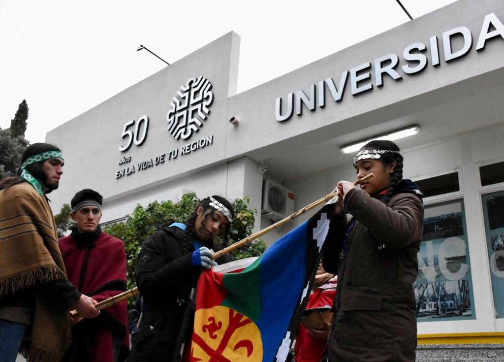 Izarán la bandera mapuche, la Wenufoye, en la Universidad Nacional del Comahue. (Foto Matías Subat).-