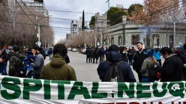 Los trabajadores de ATE Salud se concentraron frente a la Casa de Gobierno para pedir una fecha de paritarias. (Foto Matías Subat).-
