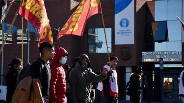 Organizaciones sociales se manifiestan frente al Concejo Deliberante de Neuquén. Foto: Matías Subat
