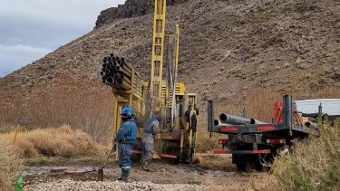 La primera perforación se realiza en el sector norte de la localidad, a unos 500 metros del radio urbano. Foto: gentileza. 