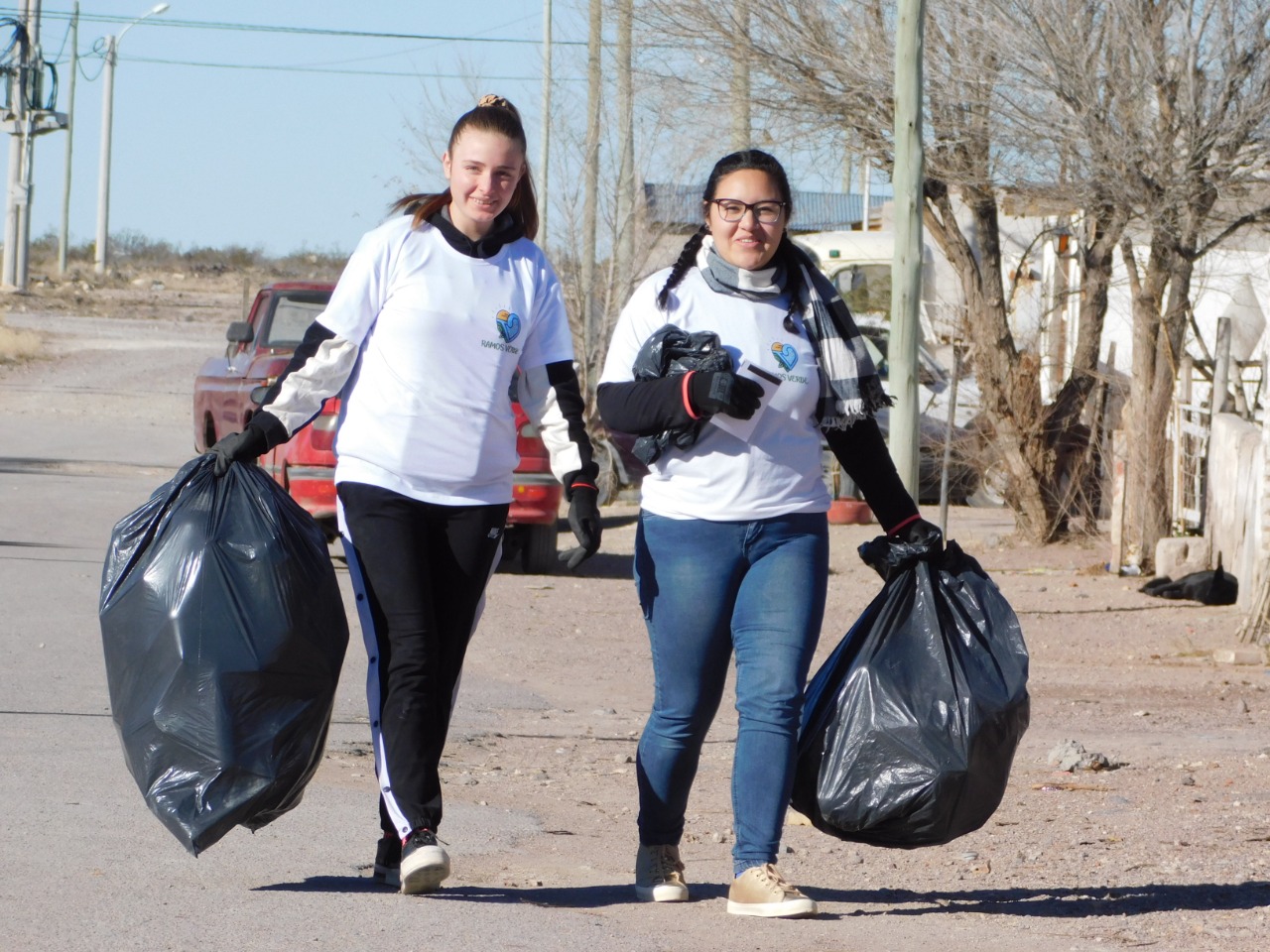 Jóvenes "recuperadores" recorren la localidad recolectando los residuos sólidos. Foto: gentileza. 