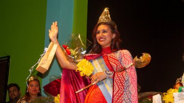 La joven Julieta Liendaf fue coronada esta madrugada en la segunda noche festiva. Foto: Linda Valcheta.